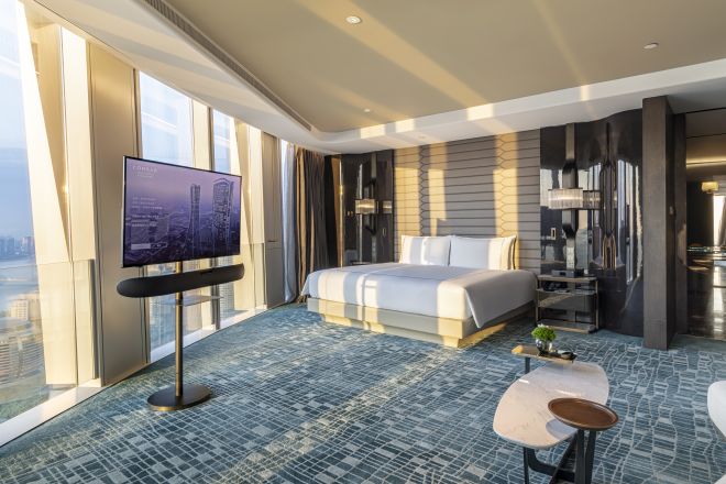 ベッドとテーブルを備えたベッドルームと窓からの眺望