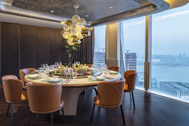 テーブルと椅子を備えたダイニングルーム