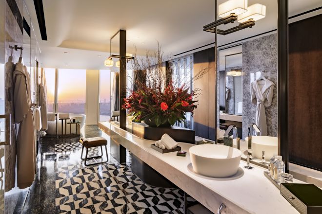 シンク、鏡、スツールを備えた洗面所