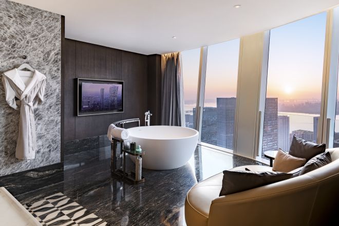 バスタブとソファを備えた洗面所