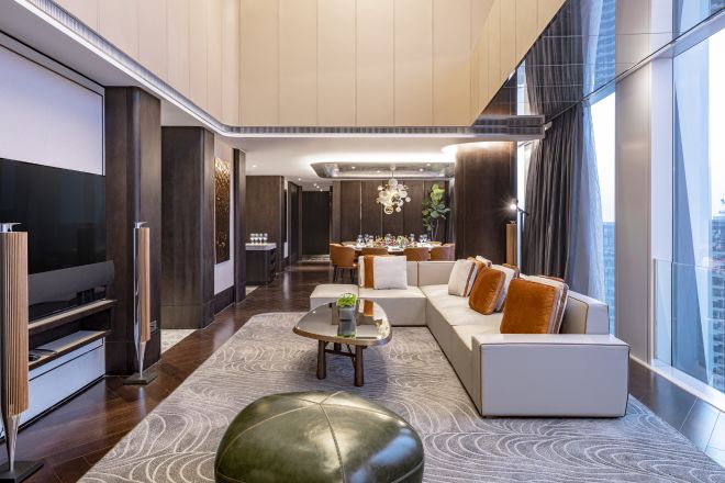 ソファとテーブルを備えたリビングルーム