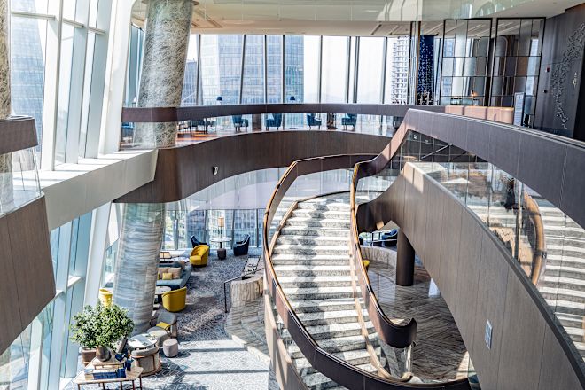 らせん階段と椅子を備えたロビーエリア