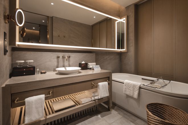 Kamar mandi dengan cermin dan bak mandi lebar