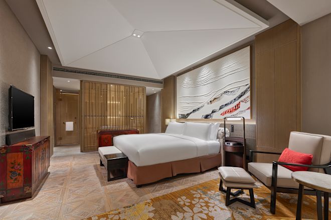kamar tidur dengan tempat tidur king di suite