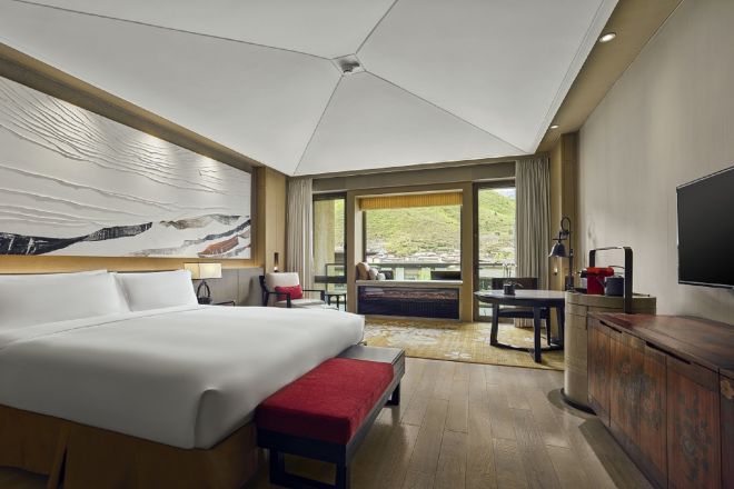 Kamar Tamu Deluxe dengan Tempat Tidur King Pemandangan Danau