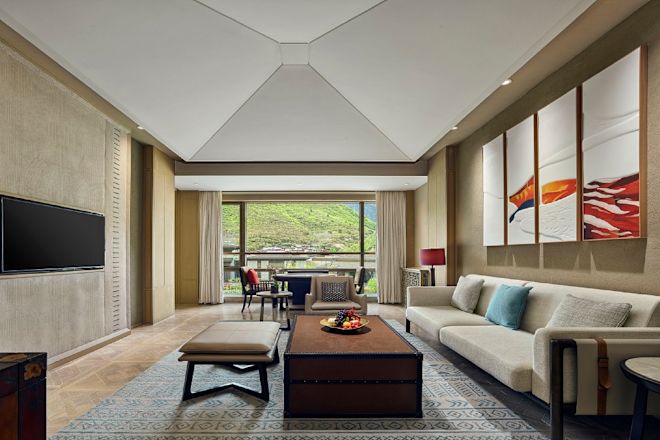 Ruang Tamu Suite Deluxe Pemandangan Danau