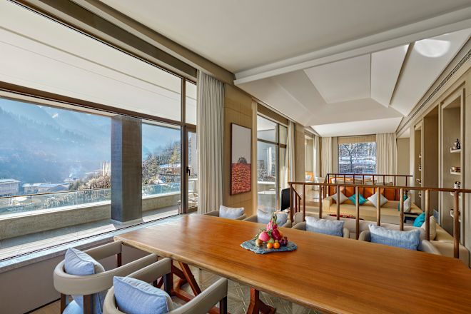 ruang tamu di suite dengan pemandangan