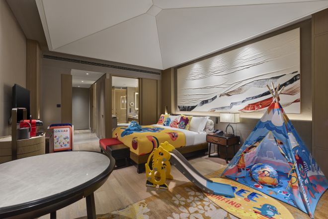 ruang keluarga dengan tenda