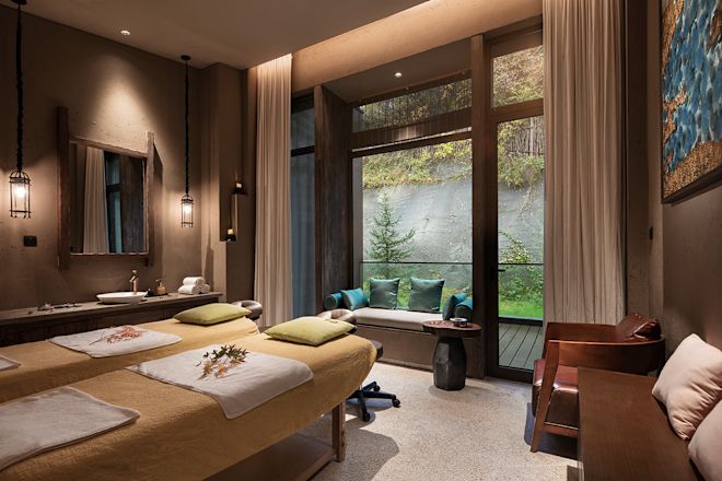 Ruang perawatan spa dengan meja pijat