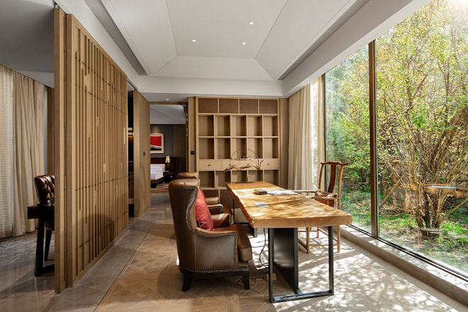 Suite Presidential King, Meja Kerja