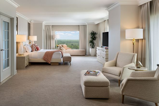 Kamar Tidur Suite Presidential dengan Tempat Tidur Besar dan Area Duduk