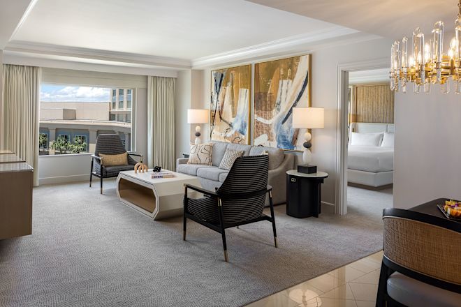 Ruang Tamu dan Pemandangan Parsial Kamar Tidur Terpisah di Suite Hotel