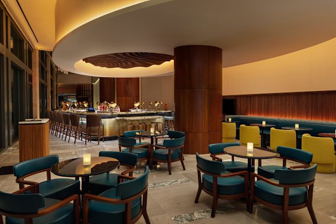 Apero otel barı ve masa ve banket oturma alanı bulunan lounge alanı.