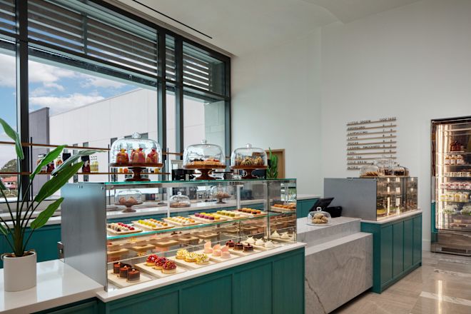 Soğutucularda ve örtülü tepsilerde renkli dekore edilmiş ikramlar ile otel tatlı dükkanında Little Spoon.