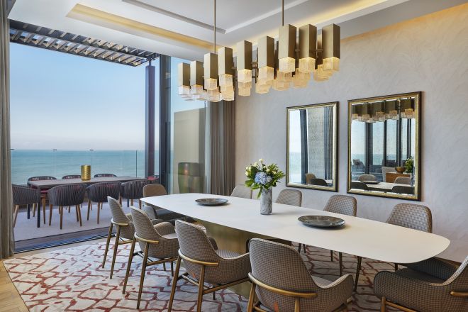 Strefa jadalna w apartamencie z tarasem i widokiem na ocean