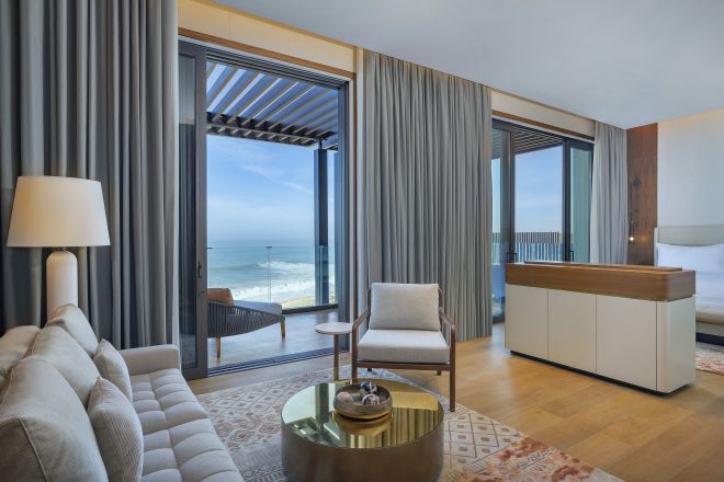 Salon w apartamencie z tarasem i prywatnym basenem Infinity