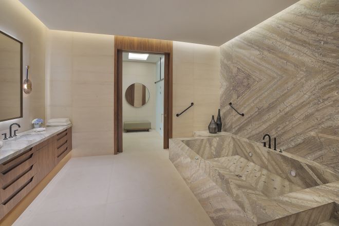 Strefa toaletki i wanna w apartamencie królewskim