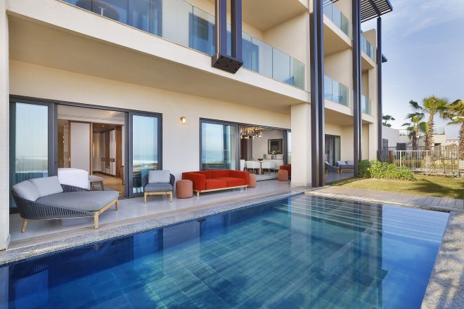 Strefa wypoczynkowa w apartamencie, taras z widokiem na basen