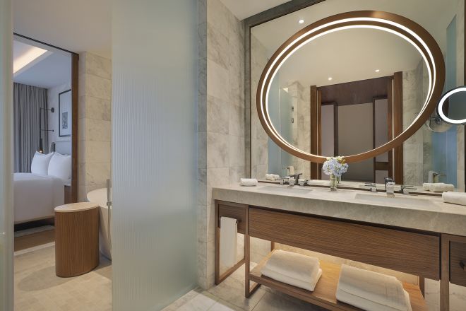 Podwójna toaletka z okrągłym lustrem w apartamencie hotelowym