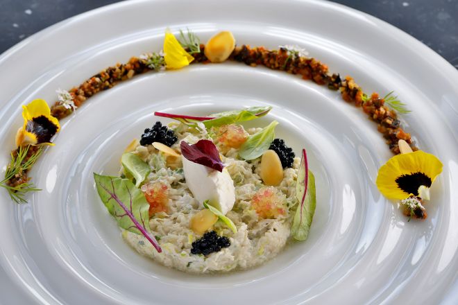 Danie kawiorowe z płatkami płatkami w restauracji