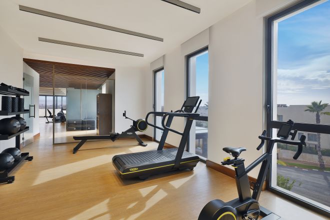 Centrum fitness z ciężarami bieżni i rowerem treningowym