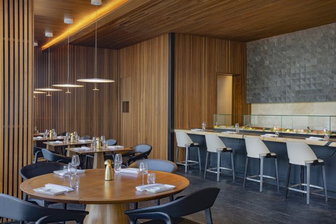 Strefa jadalna i bar w restauracji