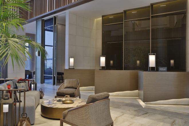 Strefa wypoczynku w lobby hotelowym