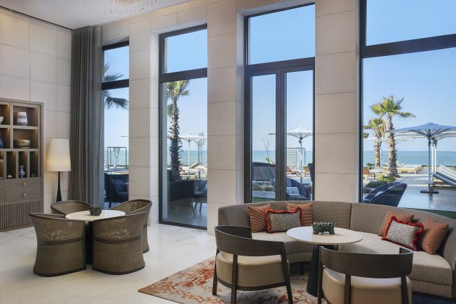 Wygodna sofa w lobby hotelowym z widokiem na taras zewnętrzny