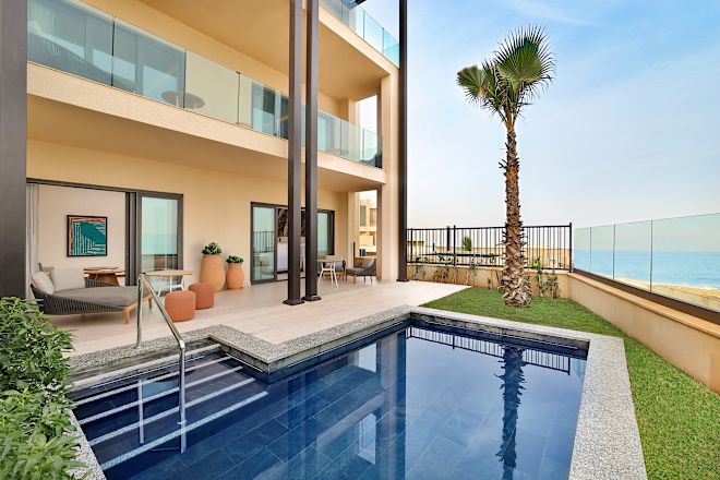 Patio turystyczne w apartamencie z salonem i prywatnym basenem