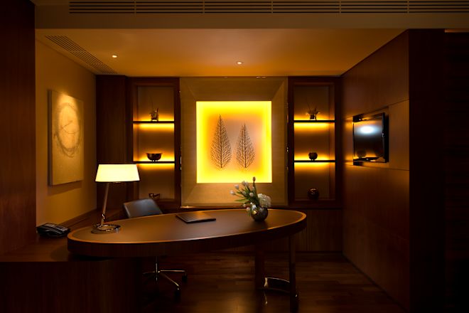 Penthouse Suite Desk