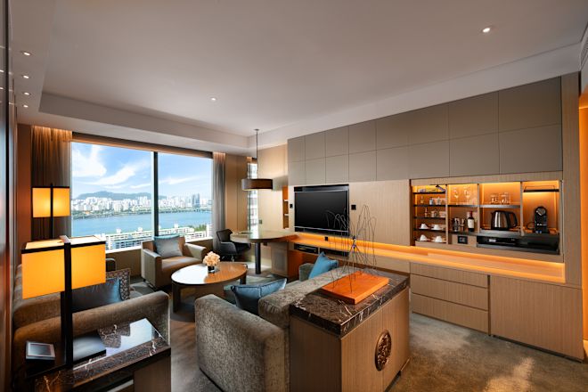 Grand King Corner Suite Lounge Area