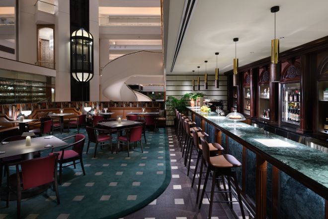 Bar w Basilico ze strefą wypoczynkową i stołkami