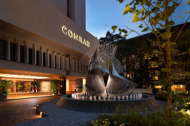 Zewnętrzna część hotelu z oznakowaniem i funkcją wody