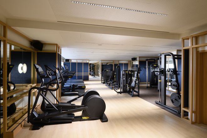 Centrum fitness z maszynami do ćwiczeń cardio i półką do przysiadów