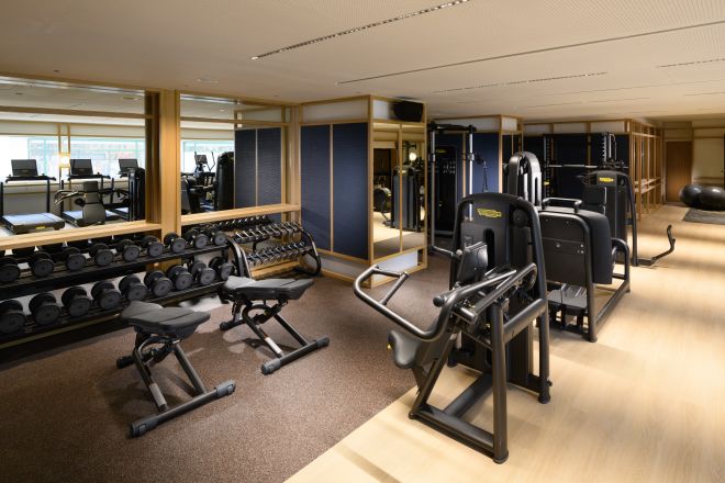 Centrum fitness z ławkami i maszynami do ćwiczeń