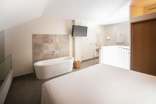 Zweistöckige Suite – Badewanne im Schlafzimmer