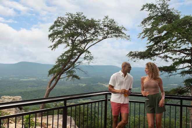 スカイサイドでカクテルを片手にデッキに腰掛け、山の景色を背後に眺めながらお寛ぎください。