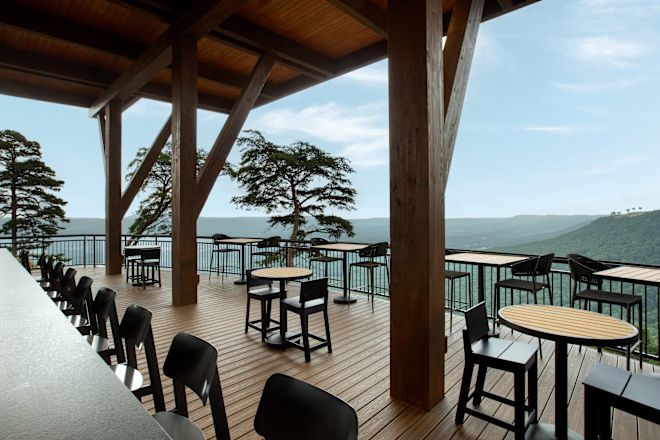 オープン前のバーからのレストラン「スカイサイド」の眺め