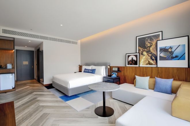 King guestroom with sofa