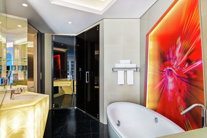 King Deluxe Guest Bathroom with Bathtub