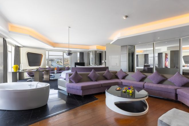 Suite Living Room with Tub