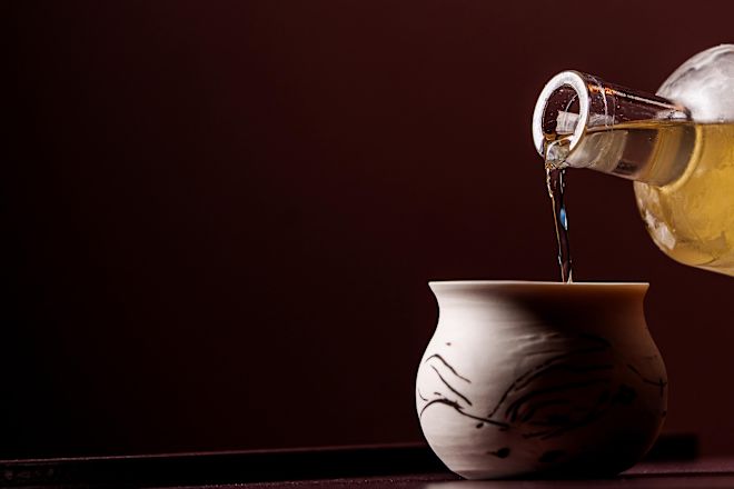 Il Caley Bar, saki che si versa in una tazza