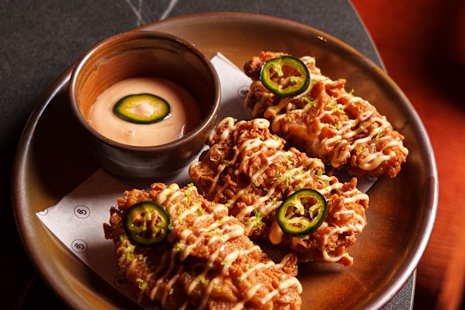 Cibo su un piatto al The Caley Bar