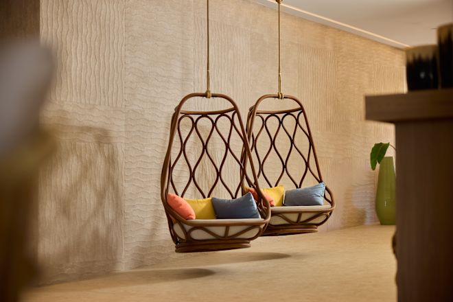 Stühle in der Lobby an der Decke