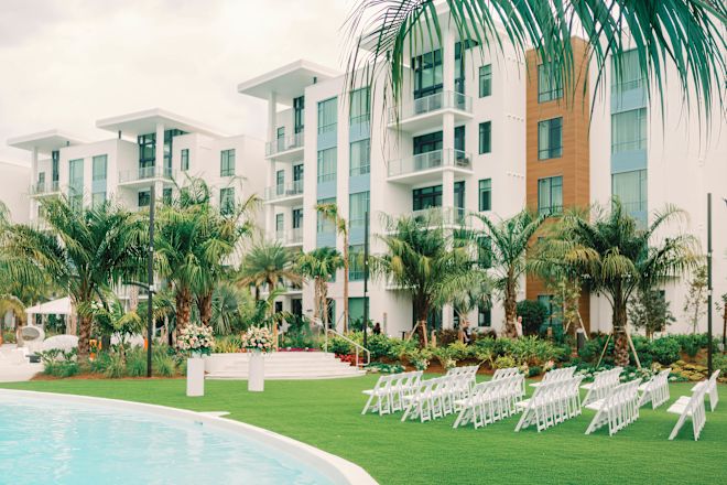 Şezlong ve havuz bulunan otelin dış görünümü