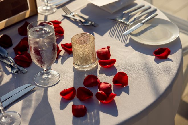 İçecekler bulunan bir masa düzeni