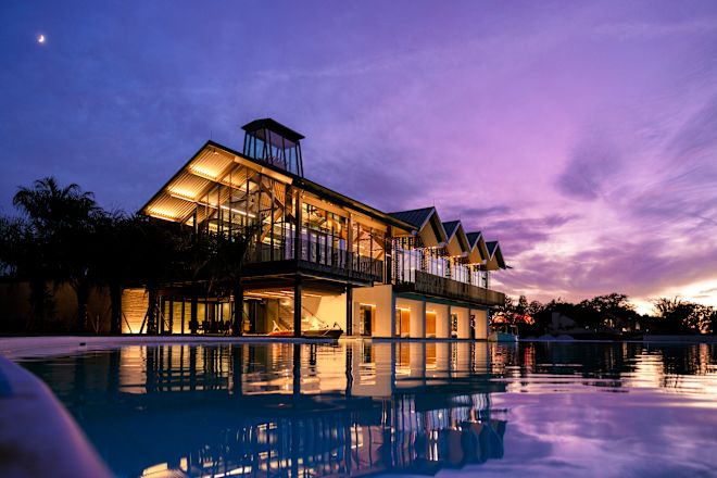 Plaj ile çevrili Gece Otelin Dış Görünümü