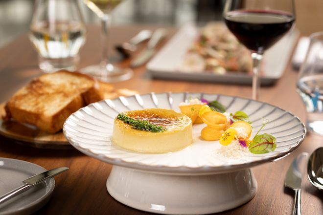 Kaplamalı bir Yemek ve İçeceğin yakın çekim fotoğrafı