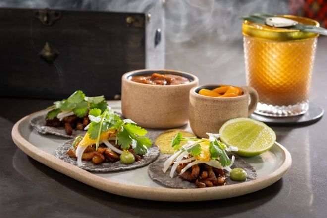 Kaplamalı bir Yemek ve İçeceğin yakın çekim fotoğrafı