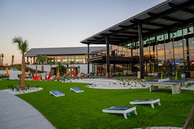 Masa tenis masası bulunan açık hava rekreasyon alanı